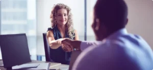 Como cobrar clientes B2B e manter um relacionamento saudável? 4 modelos de mensagem