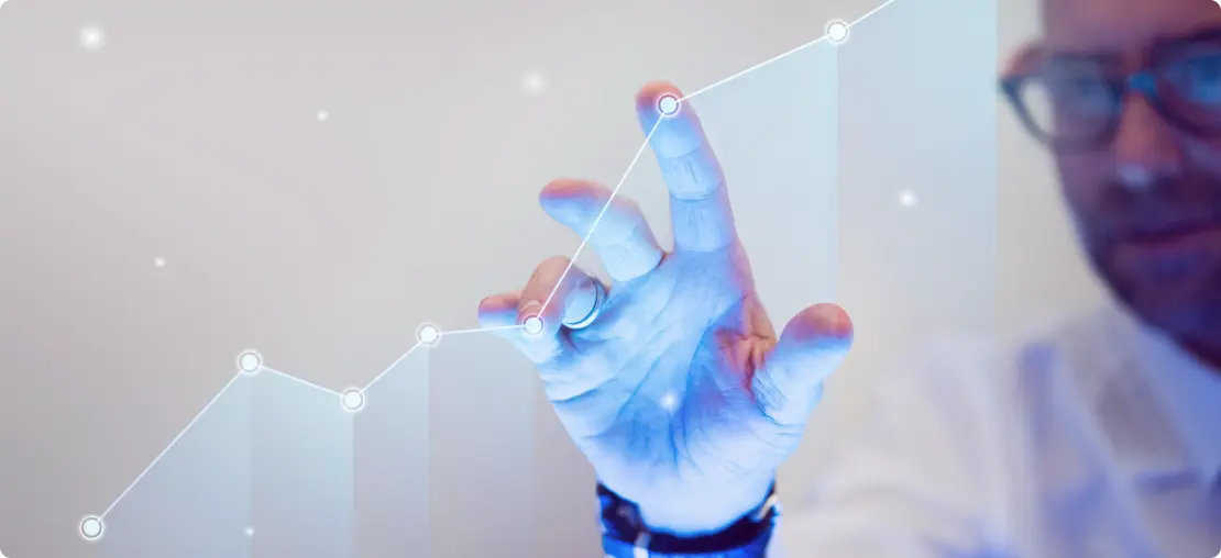 Imagem de uma pessoa interagindo com um gráfico digital, demonstrando crescimento e análise de dados. Ideal para gestão de clientes em uma carteira, garantindo melhores resultados